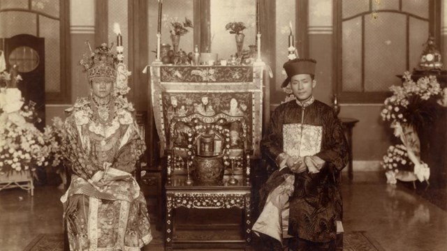 Riki Kan en Helene Tan trouwden in 1928 in Peranakan bruidskostuum