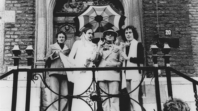 Tijdens de verkiezingscampagne voor de Tweede Kamer in 1977 traden enkele Nijmeegse Rooie Flikkers op de trappen van het stadhuis 'in het huwelijk'.