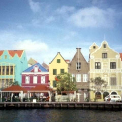 Gezicht op de Handelskade in stadsdeel Punda, Willemstad Curaçao