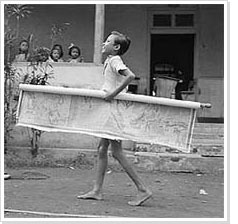 Cas Oorthuys - Scholier met een [zogenaamde] blinde kaart van het Indonesische grondgebied voor een gebouw van de Taman Siswa-school, Jakarta, Indonesië (1947)