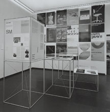 Inrichting van de tentoonstelling 'Ontwerp: Total Design'  in museum De Beyerd Breda, 1983 (fotografie Tjeerd Frederikse)
