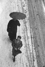 Winter: mensen met paraplu in de sneeuw