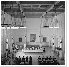 Cas oorthuys - De troonzaal van paleis Rijswijk te Linggajati tijdens de ondertekening van de 	zogenaamde 'naakte' overeenkomst, West-Java, Indonesië (25 maart 1947)