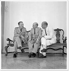 Cas Oorthuys - Informeel overleg tussen onder meer Lt. G.G. Van Mook en Professor Schermerhorn in het Gouvernementspaleis te Jakarta, Indonesië (1947)
