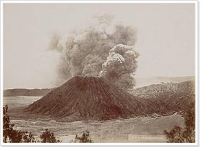 Vulkaan met rookwolken, fotograaf Kurkdjian, 1915-1920