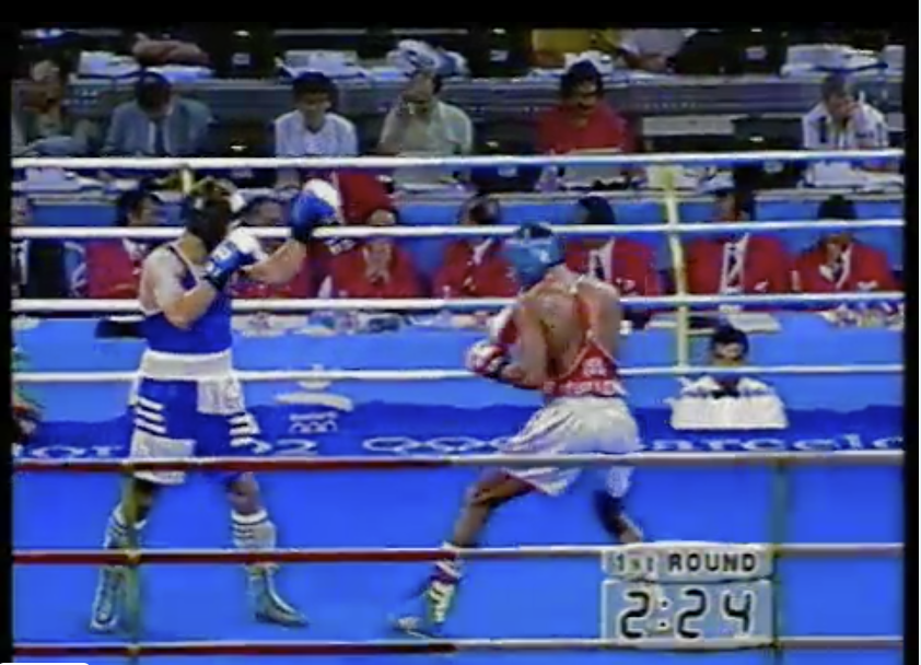 Fragment uit de Olympische finale in Barcelona: Orhan Delibas staat in de boksring met zijn tegenstander