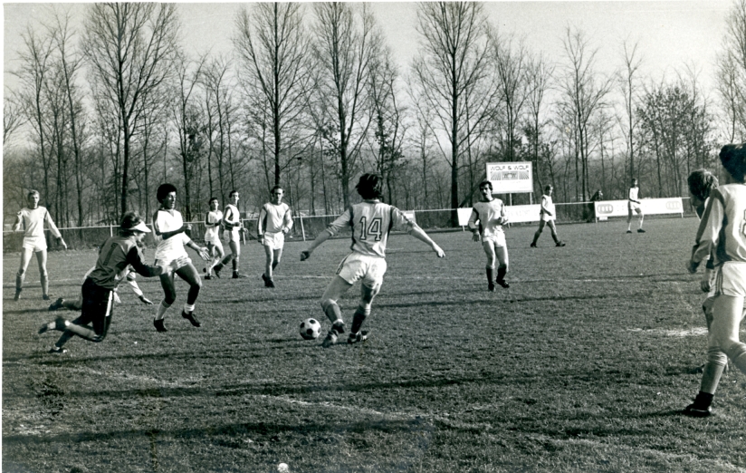 Zwart-wit foto van Abderazak Doufikar voetballend voor SV Lelystad In 1977