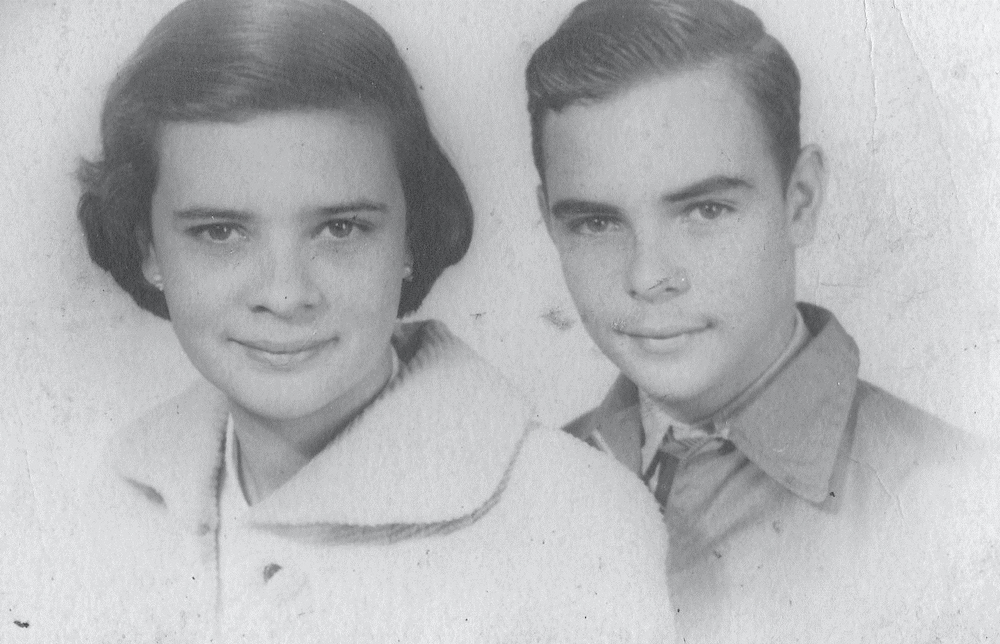 Zwart-wit foto van de jonge Rob Kopijn en zijn zus Jane in 1953