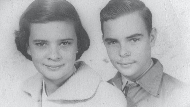 Zwart-wit foto van de jonge Rob Kopijn en zijn zus Jane in 1953