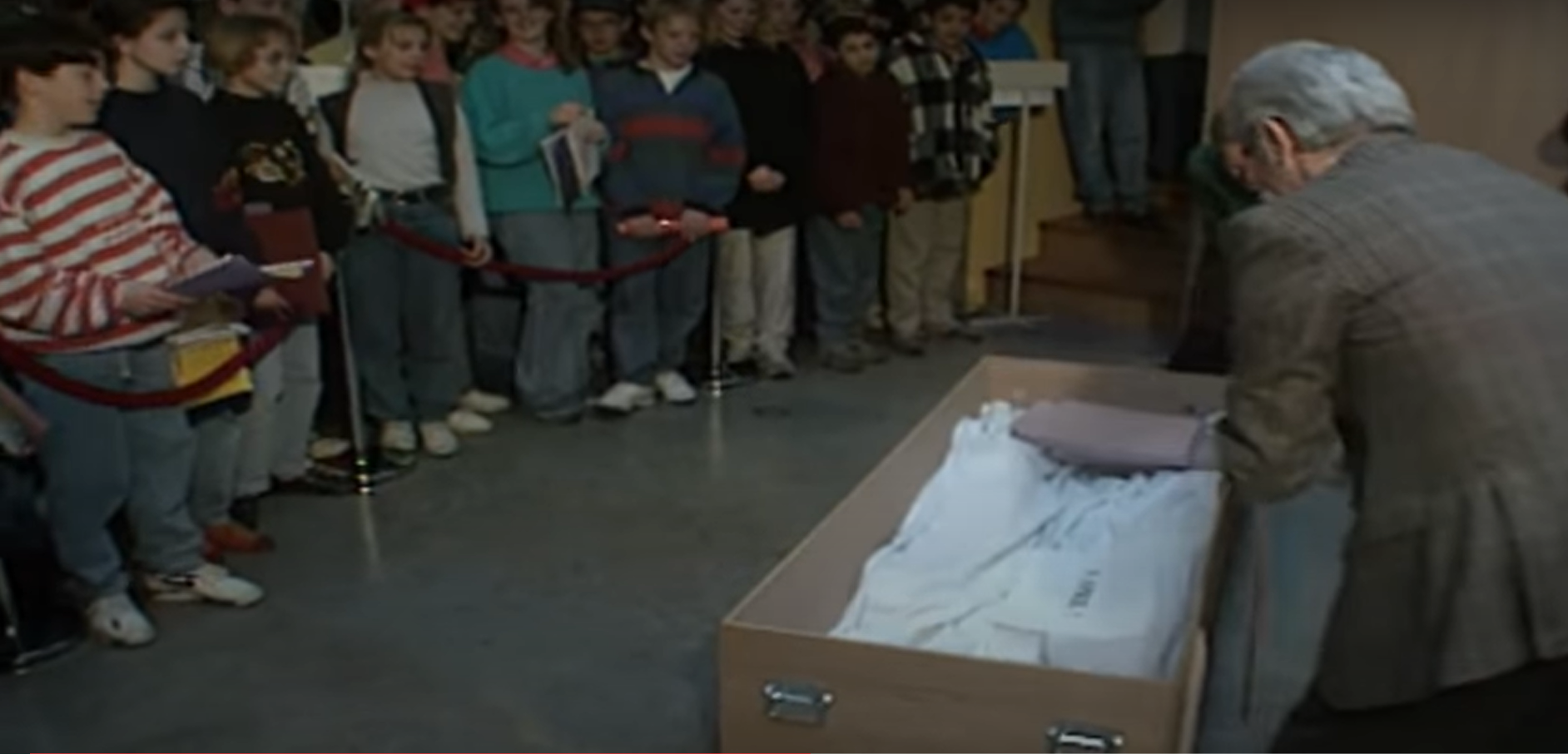 Fragmenten uit het Jeugdjournaal van 1 april 1993. NOS Nieuws.