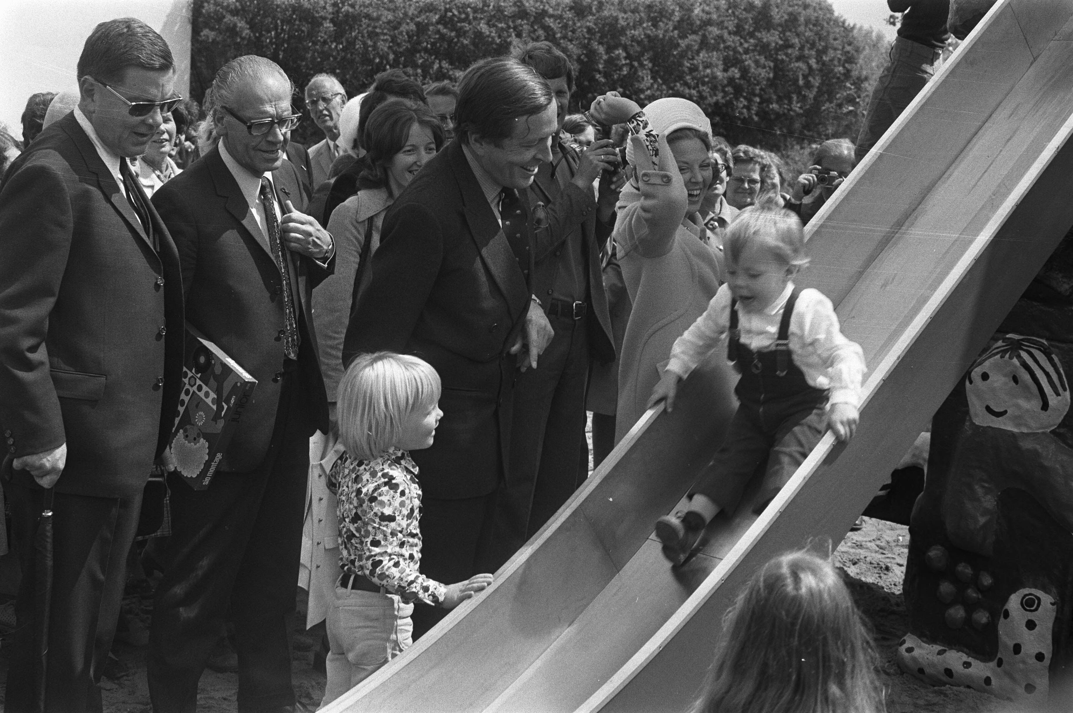 Prinses Beatrix, prins Claus en hun kinderen Constantijn, Johan-Friso en Willem-Alexander bij de opening van de Floriade 1972 in Amsterdam. Bron: Nationaal Archief.