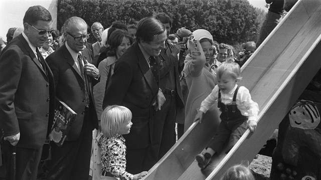 Prinses Beatrix, prins Claus en hun kinderen Constantijn, Johan-Friso en Willem-Alexander bij de opening van de Floriade 1972 in Amsterdam. Bron: Nationaal Archief.