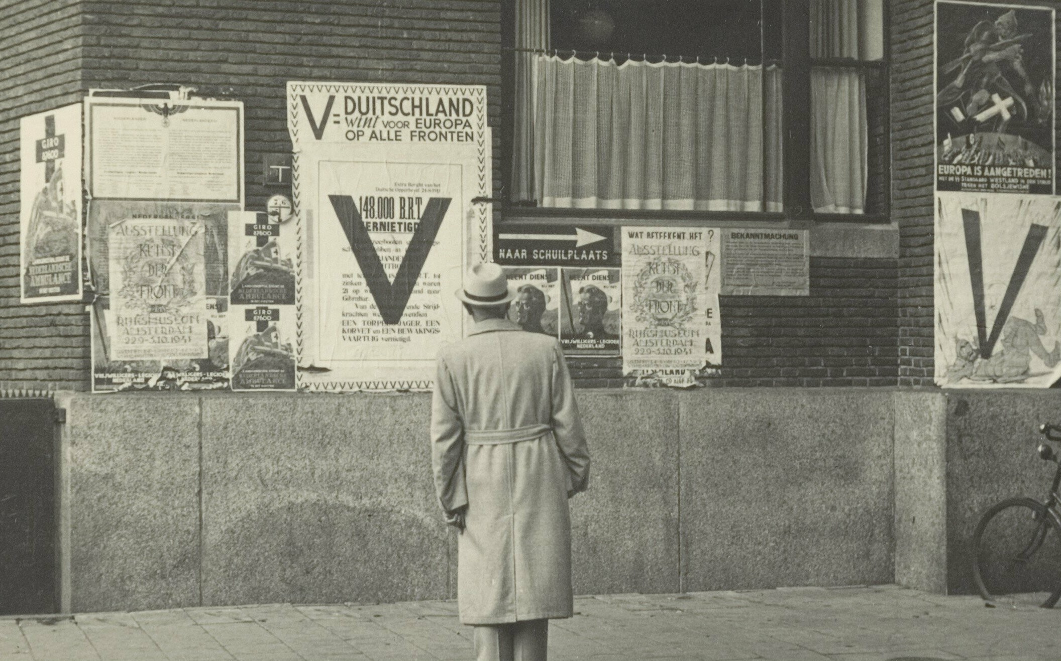 De gevel van het Rijkskantoorgebouw voor het Geld- en Telefoonbedrijf, Nieuwezijds Voorburgwal 226, augustus 1941. Stadsarchief Amsterdam, vervaardiger onbekend.