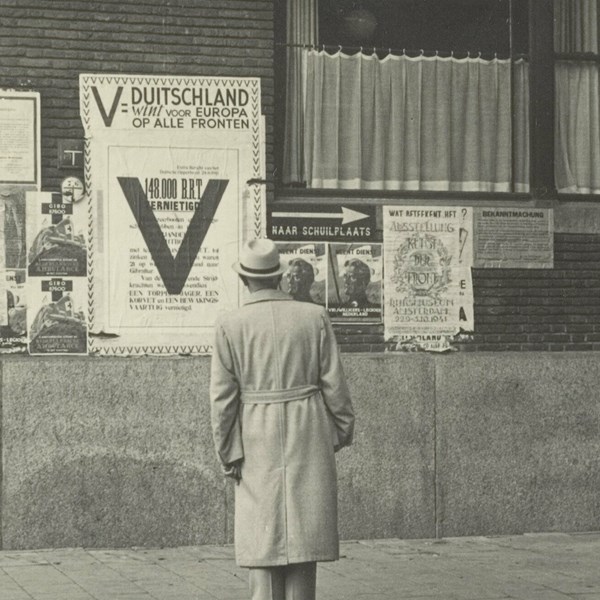 De gevel van het Rijkskantoorgebouw voor het Geld- en Telefoonbedrijf, Nieuwezijds Voorburgwal 226, augustus 1941. Stadsarchief Amsterdam, vervaardiger onbekend.