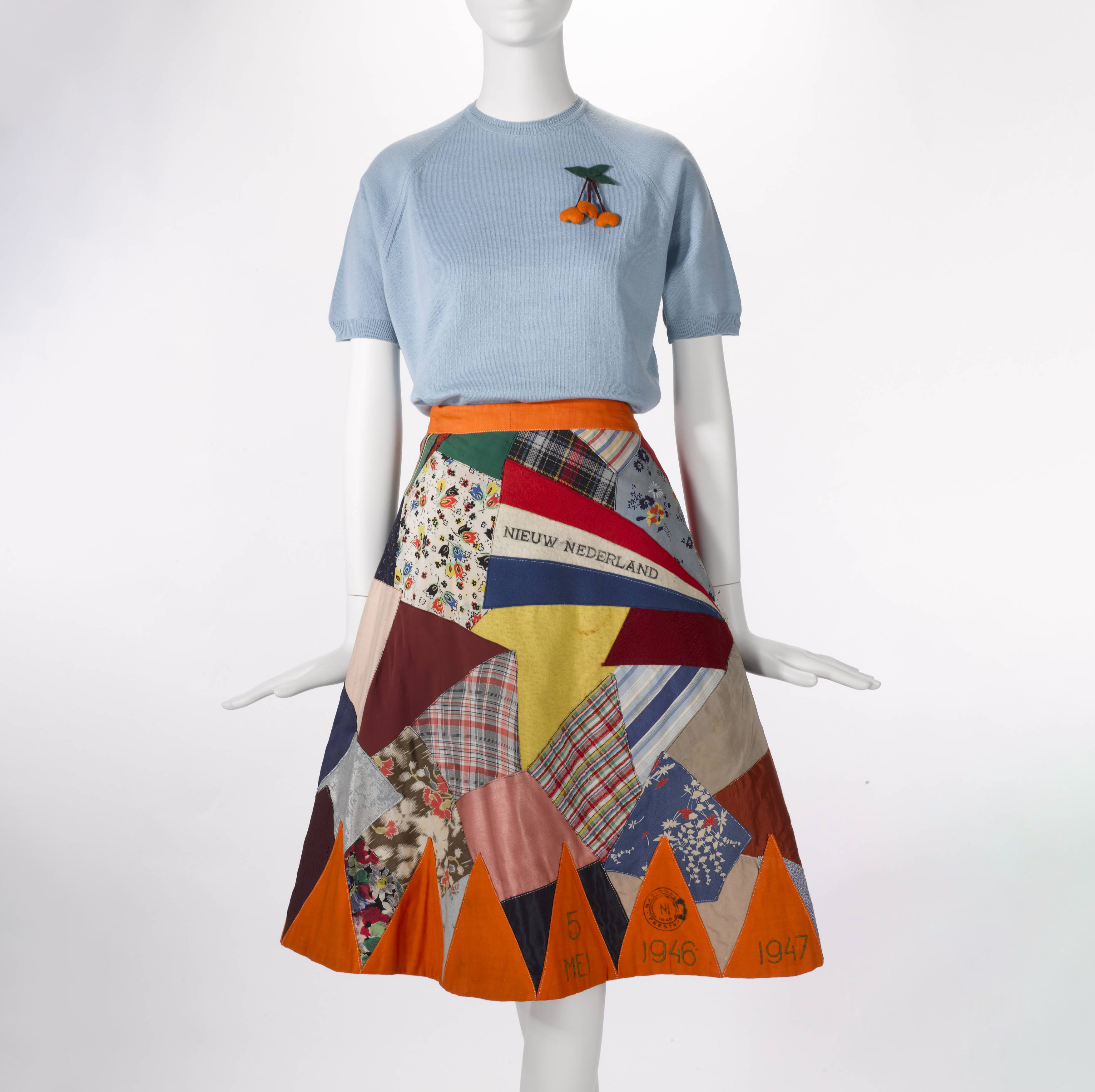 Bevrijdingsrok Kunstmuseum Den Haag op een mannequin