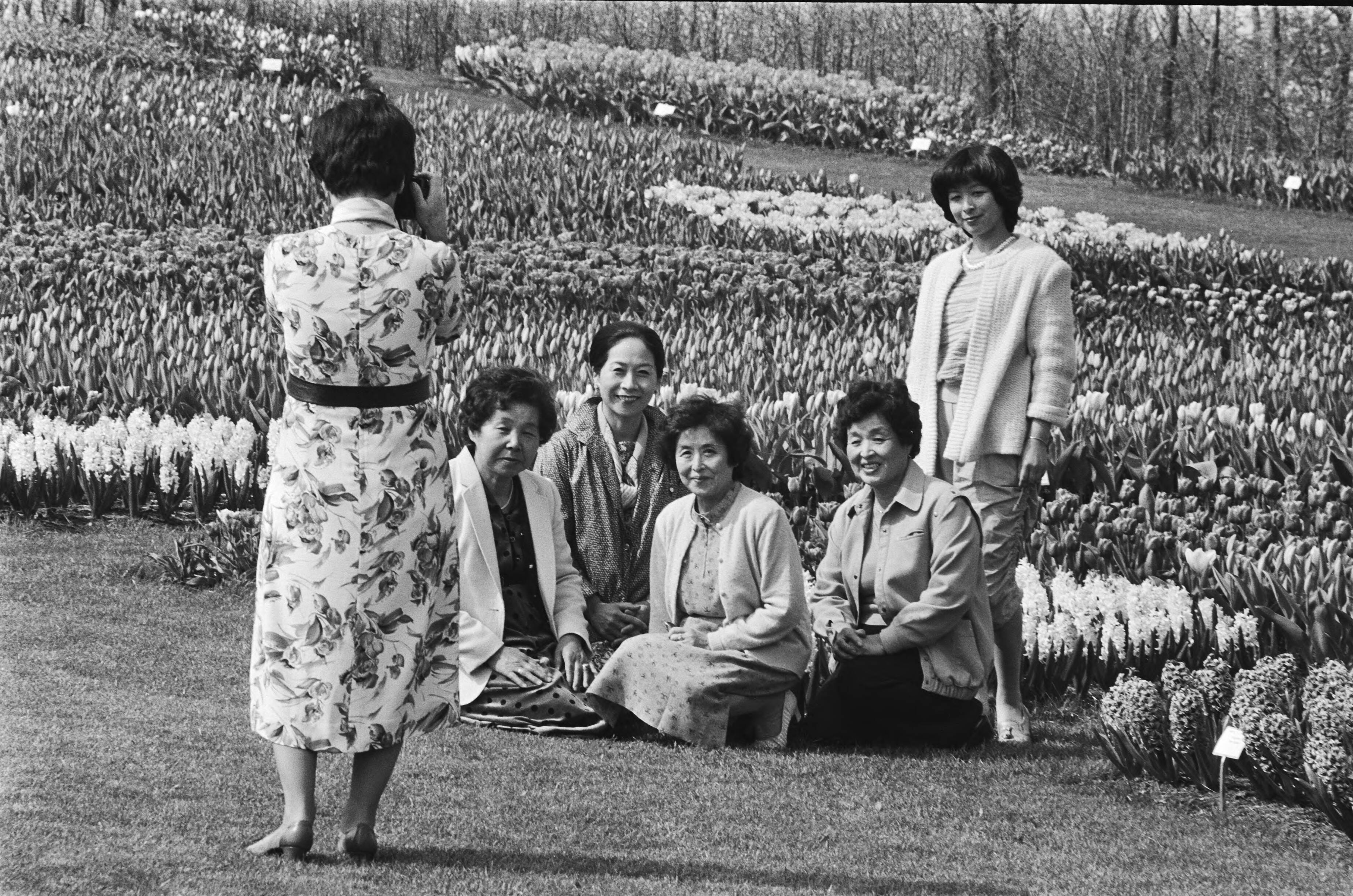 Toeristen tussen de bloembollen op de foto in de Floriade, 1982 Amsterdam. Nationaal Archief