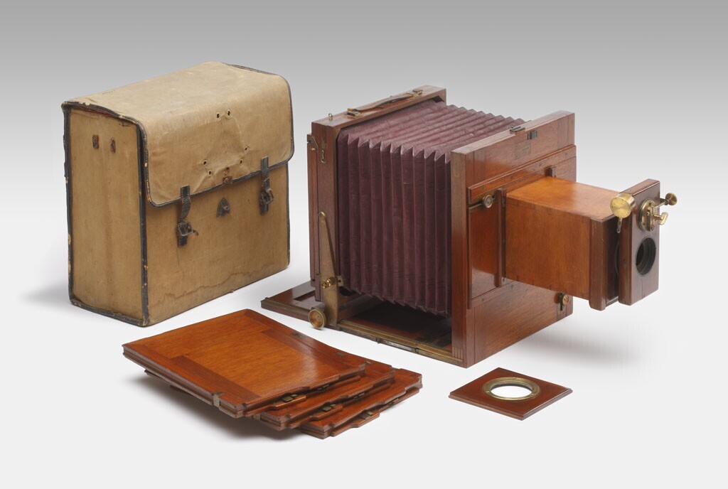 Een houten reiscamera met een balg en loopbodem vervaardigd door Ich. Jactus & Co, Boston. Museon / Omniversum.
