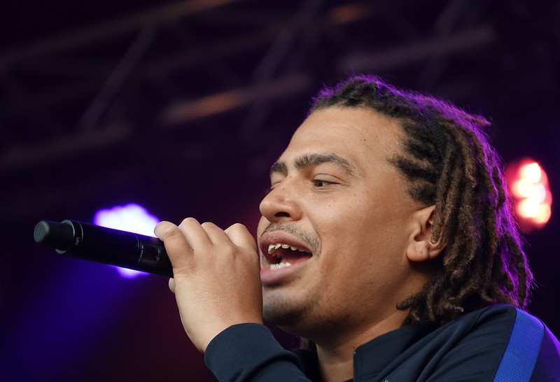 Foto van rapper Fresku tijdens een optreden