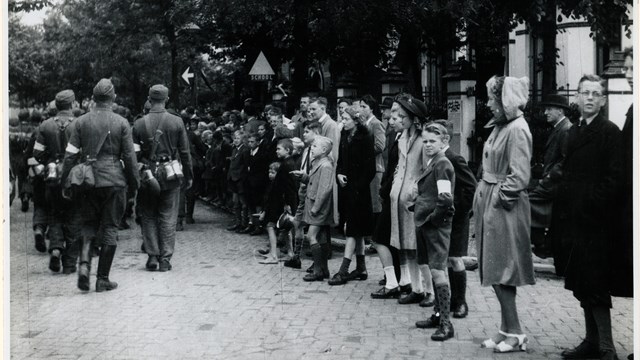 Vertrek van Duitse soldaten tijdens Dolle Dinsdag op 5 september 1944. Stadsarchief Rotterdam, Johannes van Rhijn.
