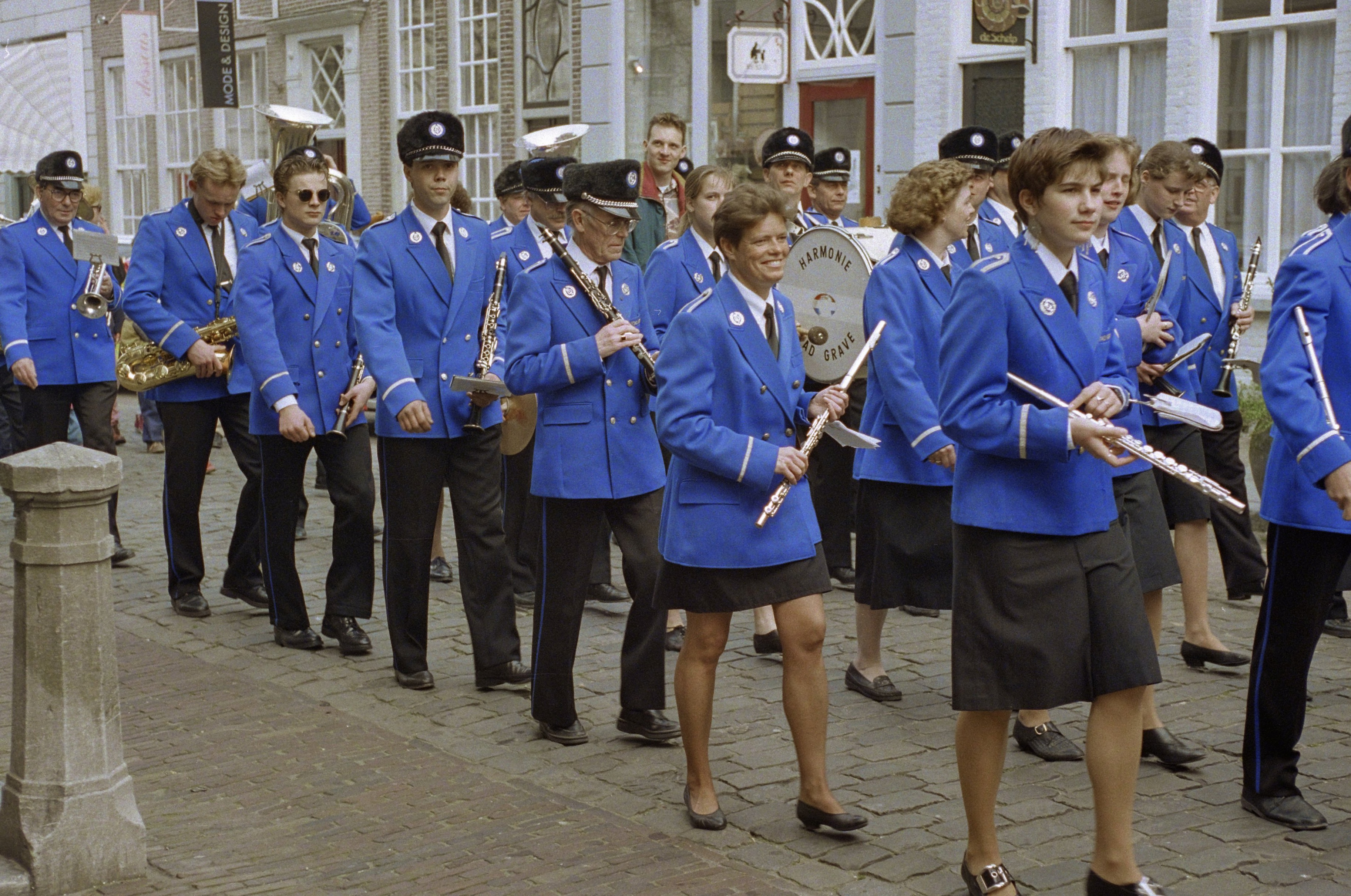 Foto van de Palmpasenoptocht die wordt begeleid door de harmonie