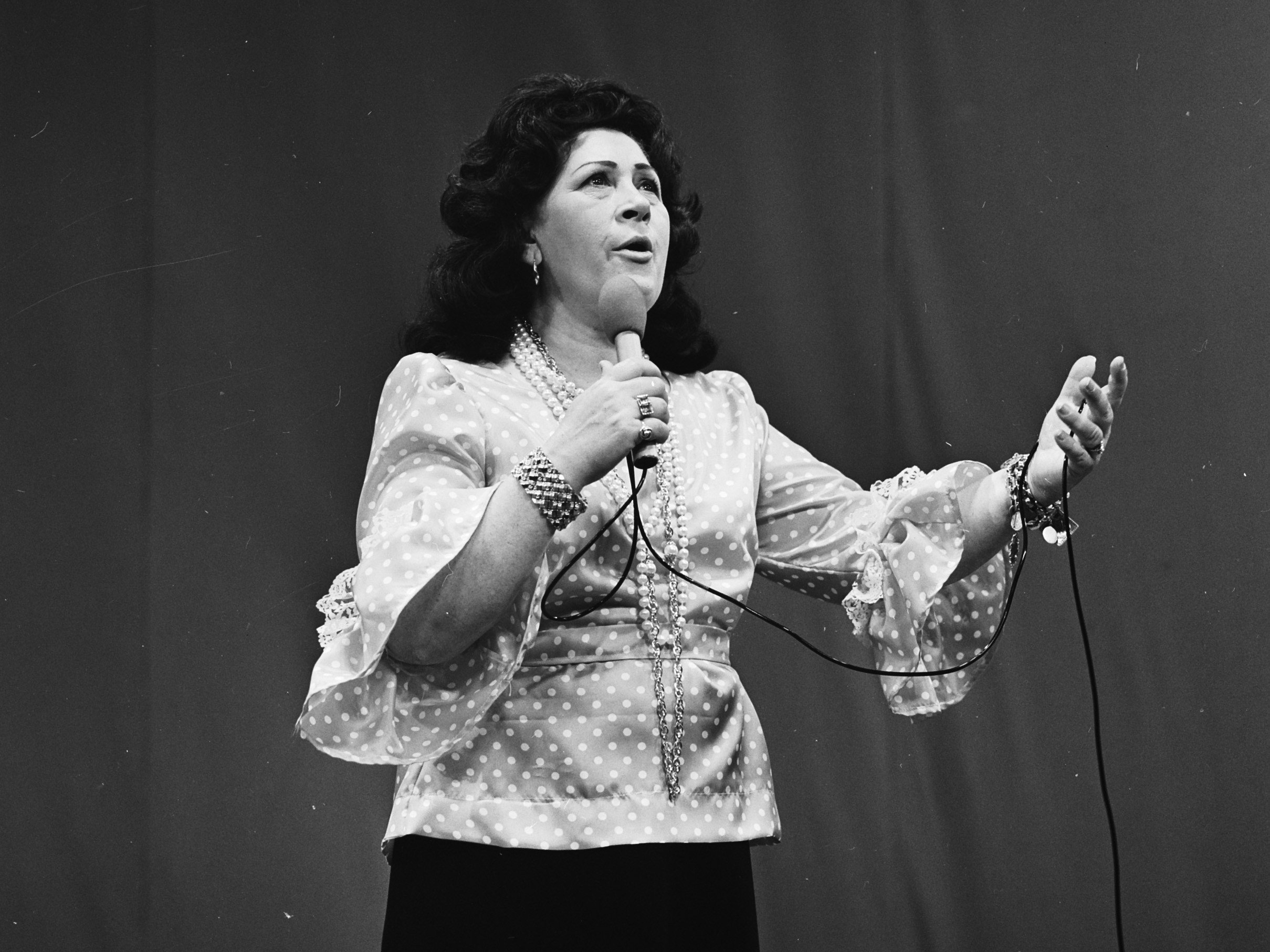 Foto van de Zangeres Zonder Naam die aan het zingen is