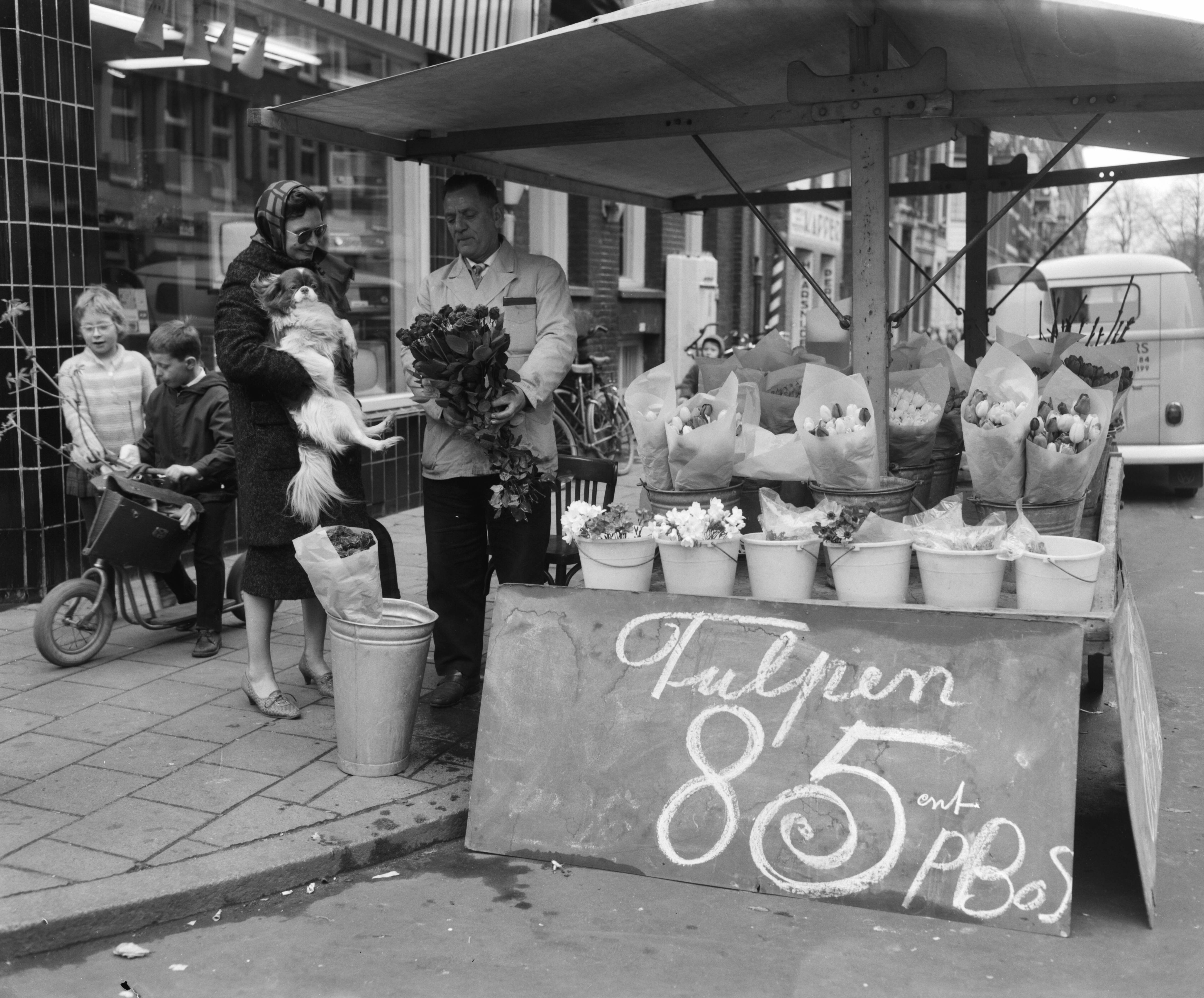 Foto van tulpen aan de Amsterdamse bloemenstalletjes in 1963. Nationaal Archief, CC0.