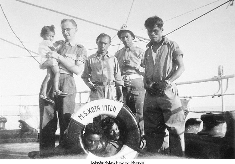 Zwart-wit foto van Molukse passagiers op het transportschip 'Kota Inten'