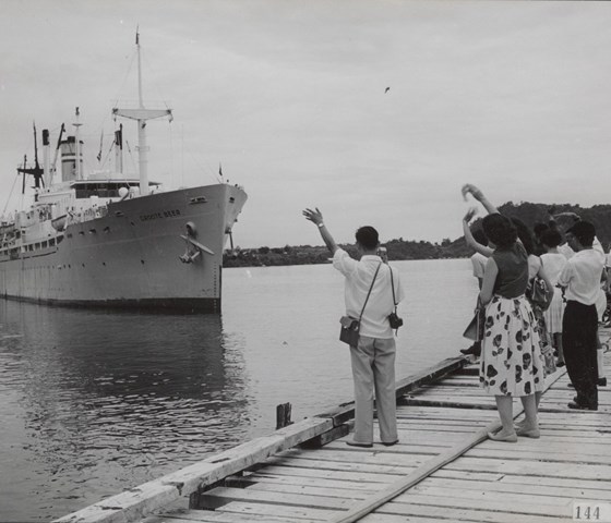Foto van het schip de 'Grote Beer', vertrekkend uit Hollandia op 22 november 1960. Familie en vrienden deden de vertrekkenden uitgeleide.