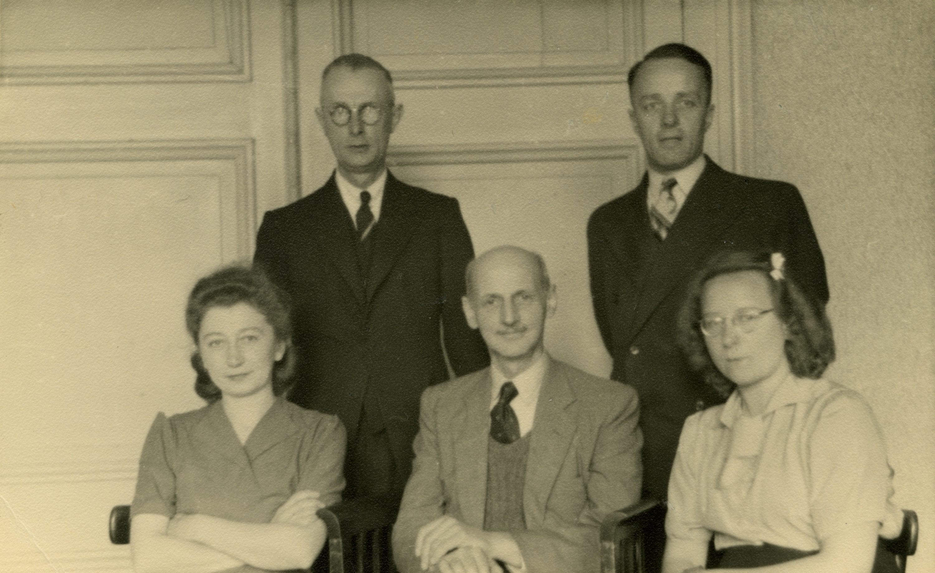 Foto van Otto Frank, Miep Gies, Otto Frank, Bep Voskuijl, Johannes Kleiman (links achter) en Victor Kugler na terugkomst in Amsterdam in 1945
