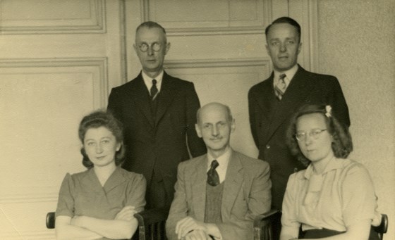 Foto van Otto Frank, Miep Gies, Otto Frank, Bep Voskuijl, Johannes Kleiman (links achter) en Victor Kugler na terugkomst in Amsterdam in 1945