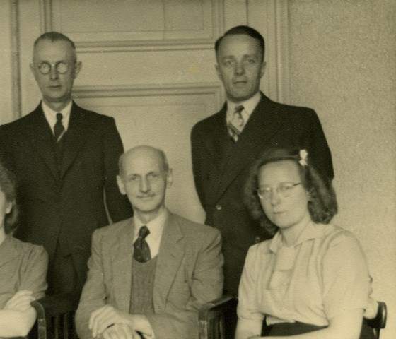 Foto van Otto Frank, Miep Gies, Otto Frank, Bep Voskuijl, Johannes Kleiman (links achter) en Victor Kugler na terugkomst in Amsterdam in 1945