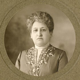 Portret van Aletta Jacobs uit 1895 - 1905.