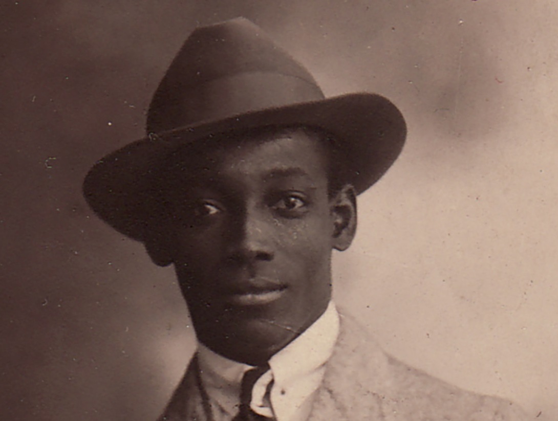 Sepia portret van een jonge Anton de Kom