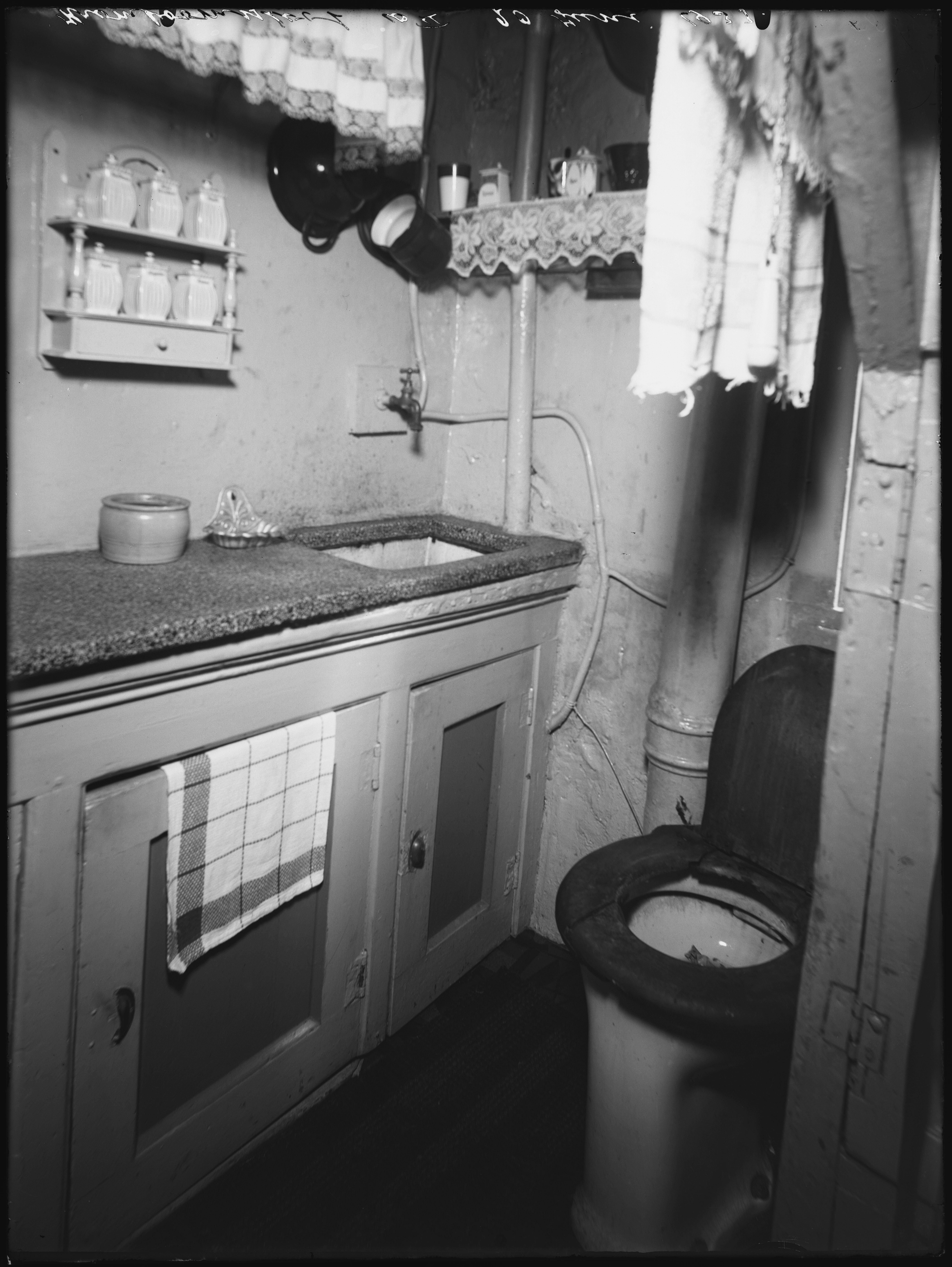 Foto van toilet geplaatst in keuken. Bron: Stadsarchief Amsterdam.