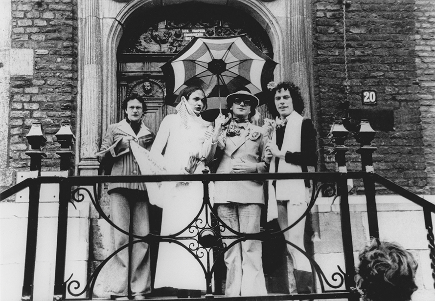 Tijdens de verkiezingscampagne voor de Tweede Kamer in 1977 traden enkele Nijmeegse Rooie Flikkers op de trappen van het stadhuis 'in het huwelijk'.