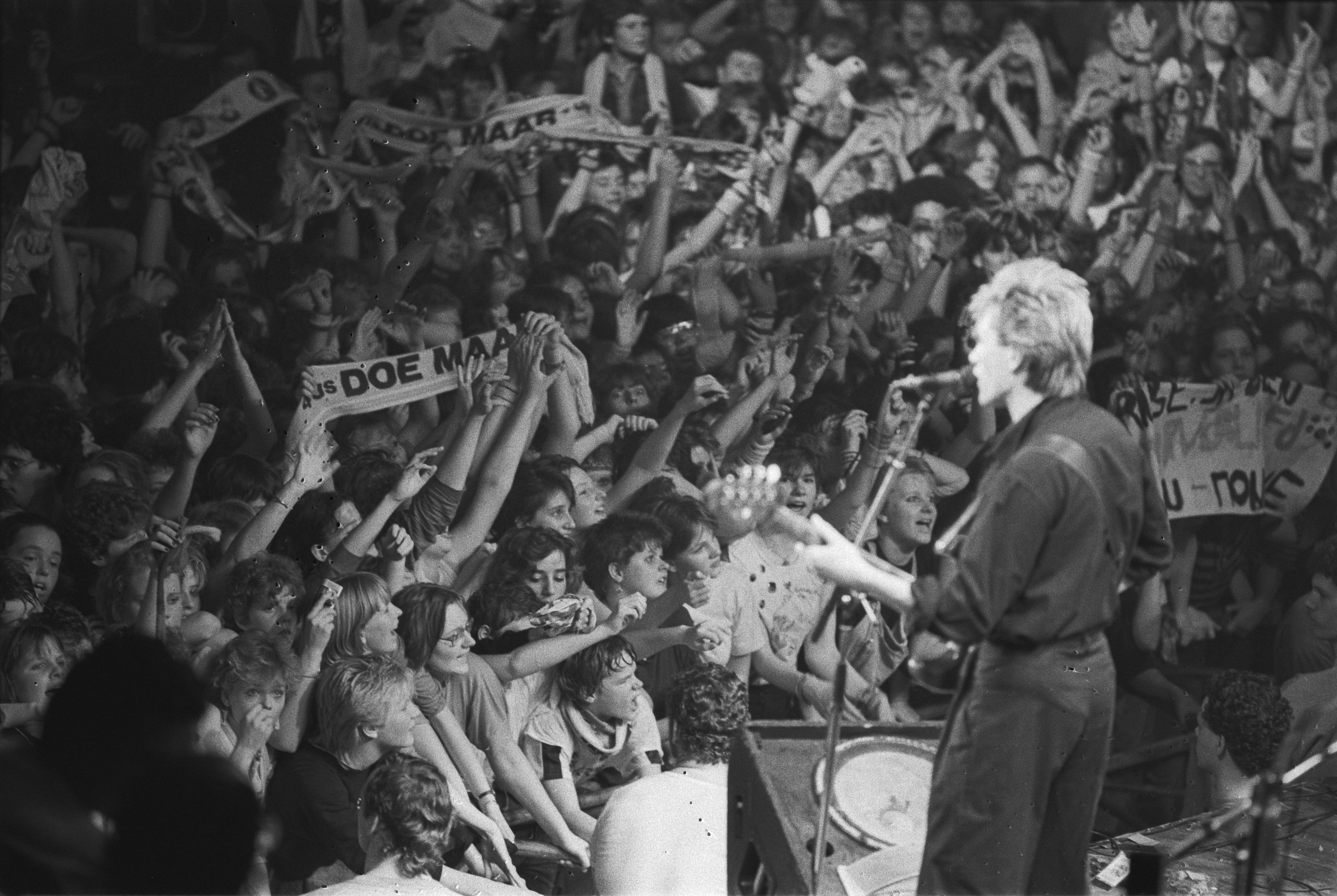 Zwart-wit foto van het afscheidsconcert van Doe Maar voor een jubelend publiek