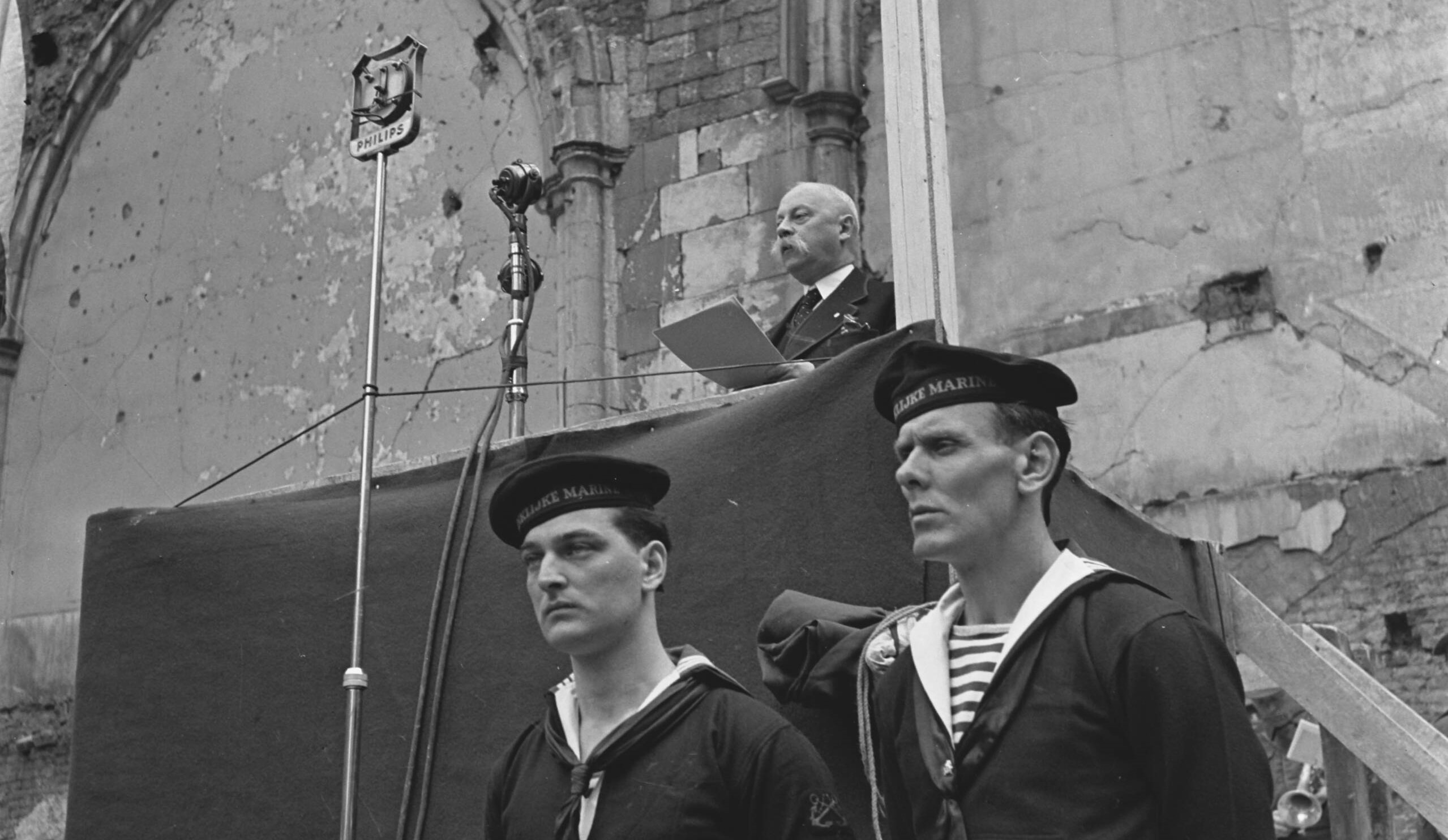 Herdenking Duitse inval in Nederland bij het verwoeste Austin Friars. Minister-president Gerbrandy houdt een toespraak in 1944. Nationaal Archief, Anefo.
