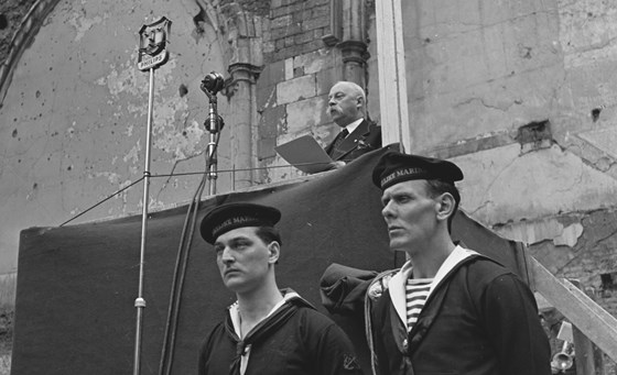 Herdenking Duitse inval in Nederland bij het verwoeste Austin Friars. Minister-president Gerbrandy houdt een toespraak in 1944. Nationaal Archief, Anefo.