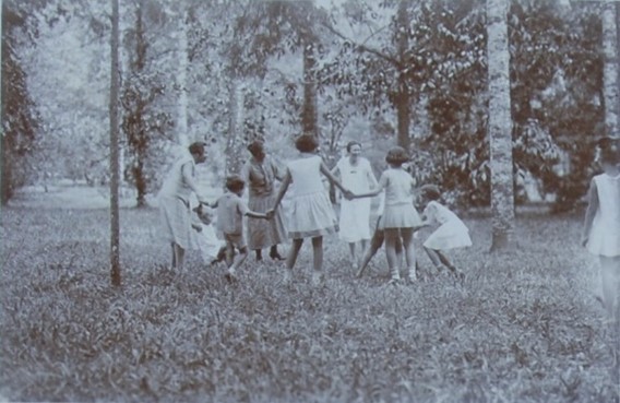 Spelen in de plantentuin in Buitenzorg, Bogor 1920-1935, fotograaf onbekend, TM 30022607, Koninklijke Instituut voor de tropen/ Tropenmuseum.