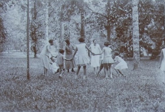 Spelen in de plantentuin in Buitenzorg, Bogor 1920-1935, fotograaf onbekend, TM 30022607, Koninklijke Instituut voor de tropen/ Tropenmuseum.