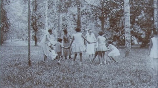 Spelen in de plantentuin in Buitenzorg, Bogor 1920-1935, fotograaf onbekend, TM 30022607, Koninklijke Instituut voor de tropen/ Tropenmuseum.