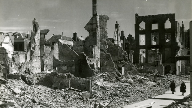 Foto van Vernielingen in Arnhem door Amerikaanse bommenwerpers