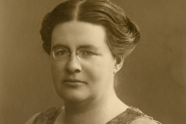 Johanna Westerdijk rond 1910-1920. Publiek domein.