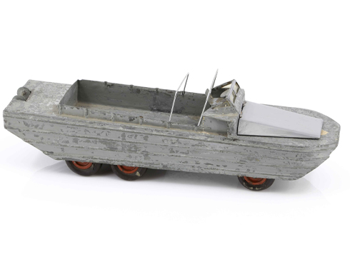 Afbeelding van een replica van een zinken amfibievoertuig, een DUKW
