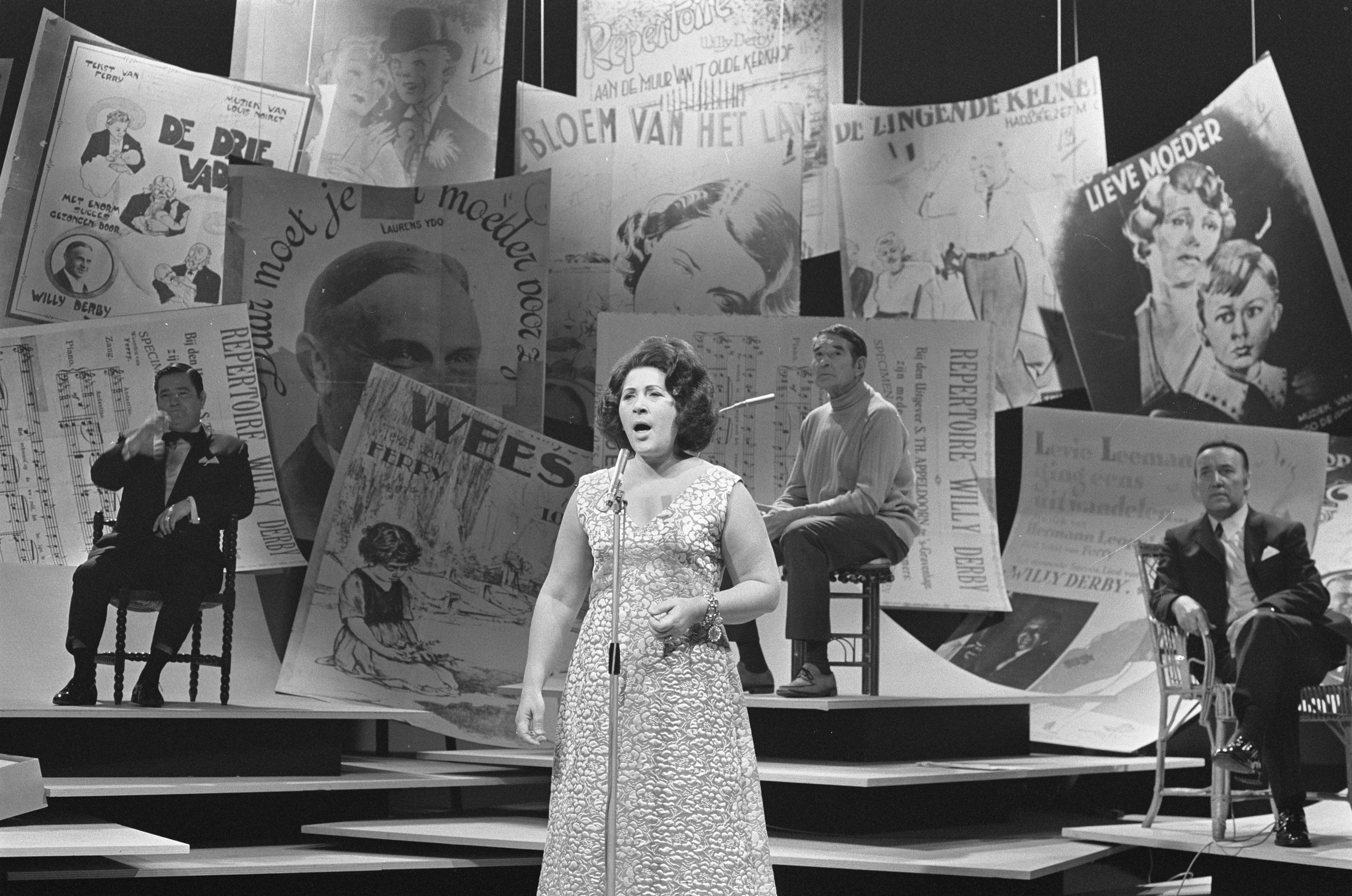 Zangeres Zonder Naam tijdens een optreden met band